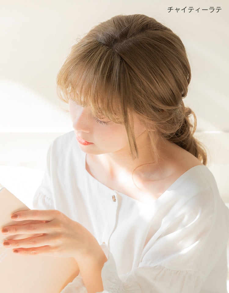 チャイティーラテを着用したモデル