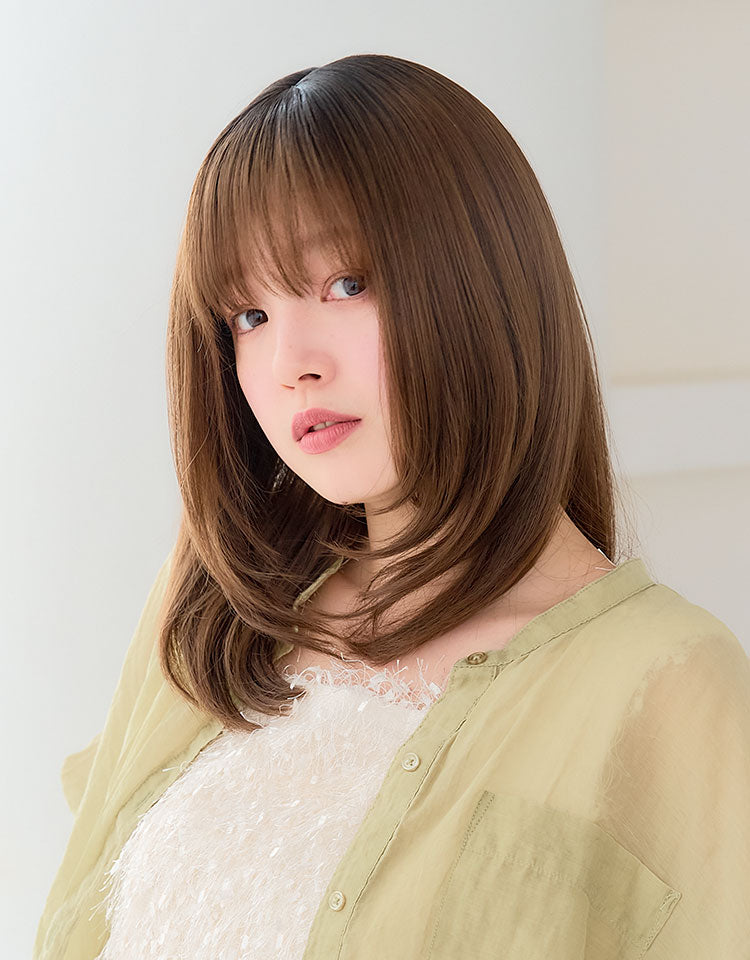 【ヘアスタイルコレクション】天使のスウィフトレイヤー ミルキーモカブラウンプリンを着用したモデル写真