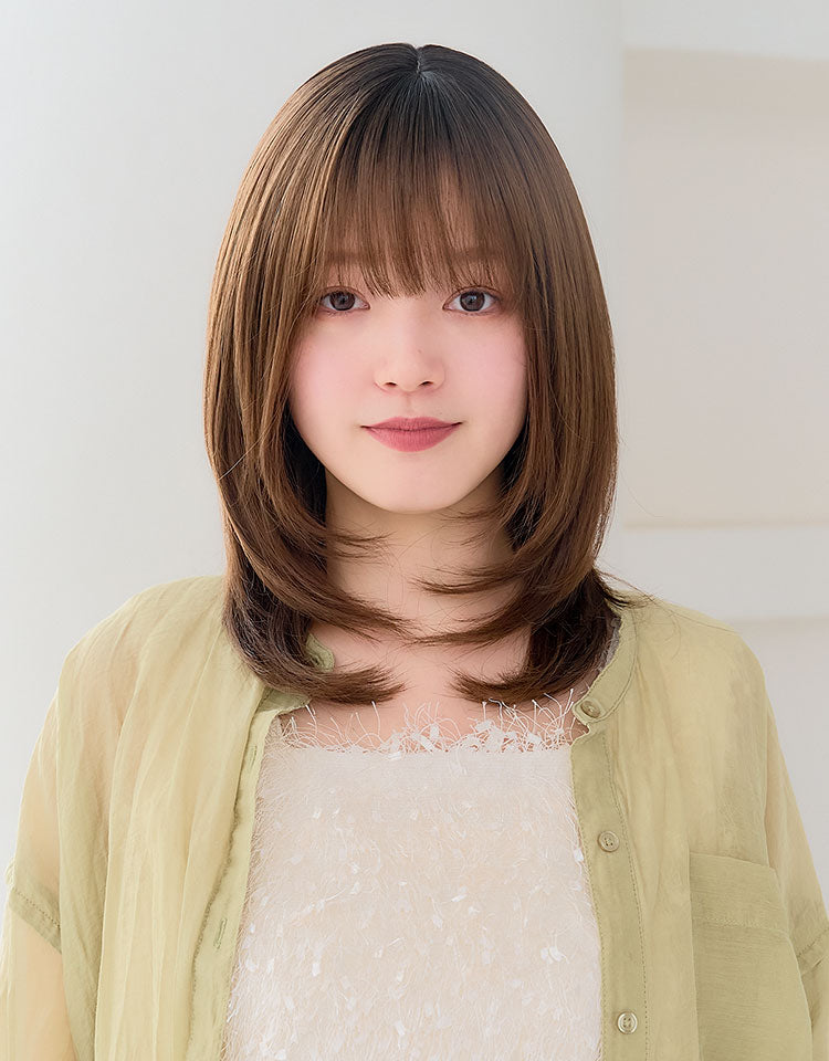 【ヘアスタイルコレクション】天使のスウィフトレイヤー ミルキーモカブラウンプリンを着用したモデル写真