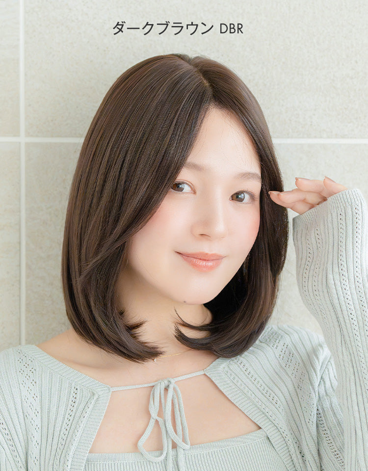 ダークブラウンを着用したモデル