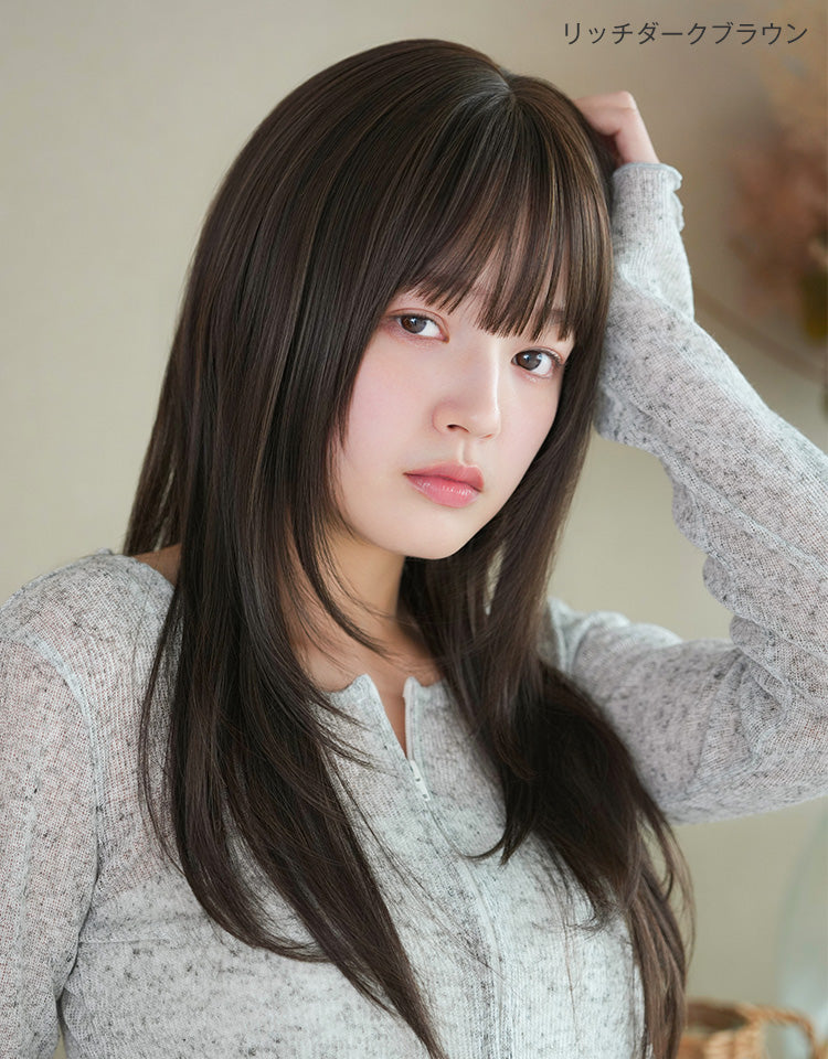 リッチダークブラウンを着用したモデル