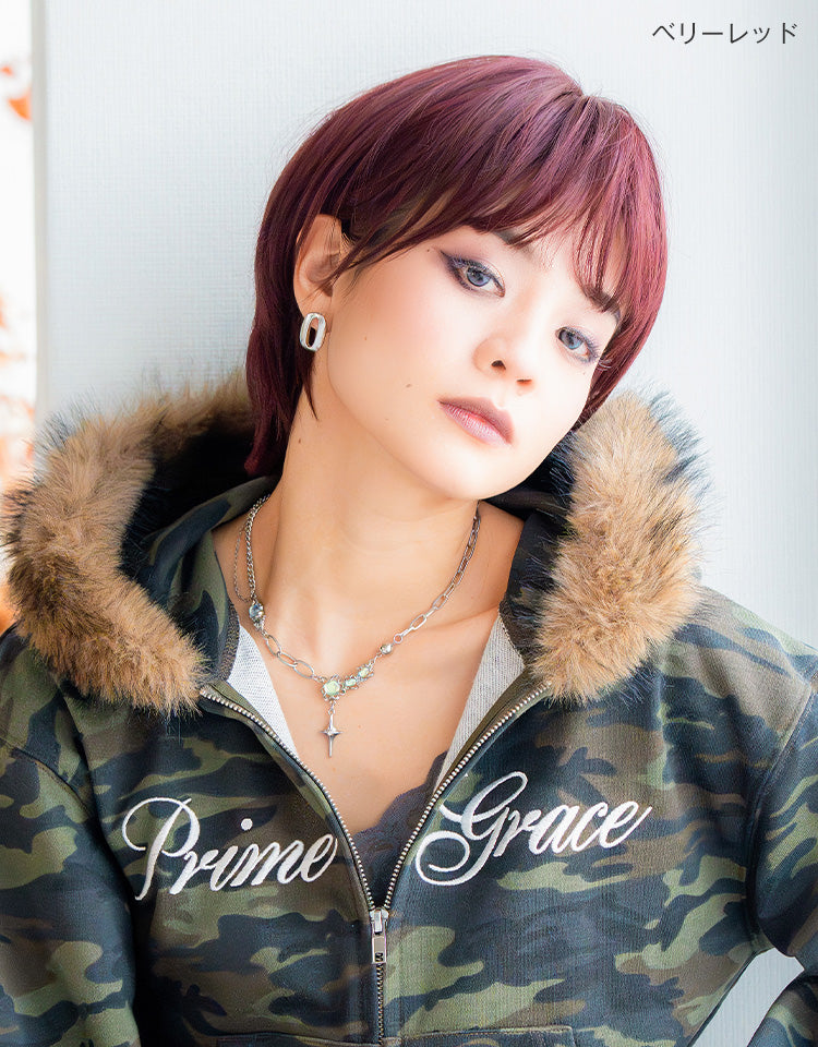 ベリーレッドを着用したモデル