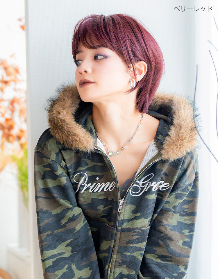 ベリーレッドを着用したモデル