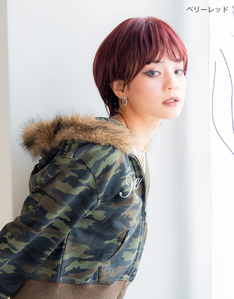 ベリーレッドを着用したモデル