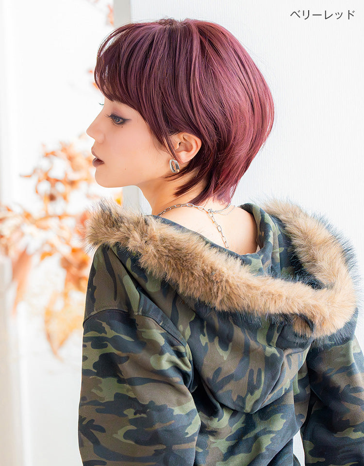 ベリーレッドを着用したモデル