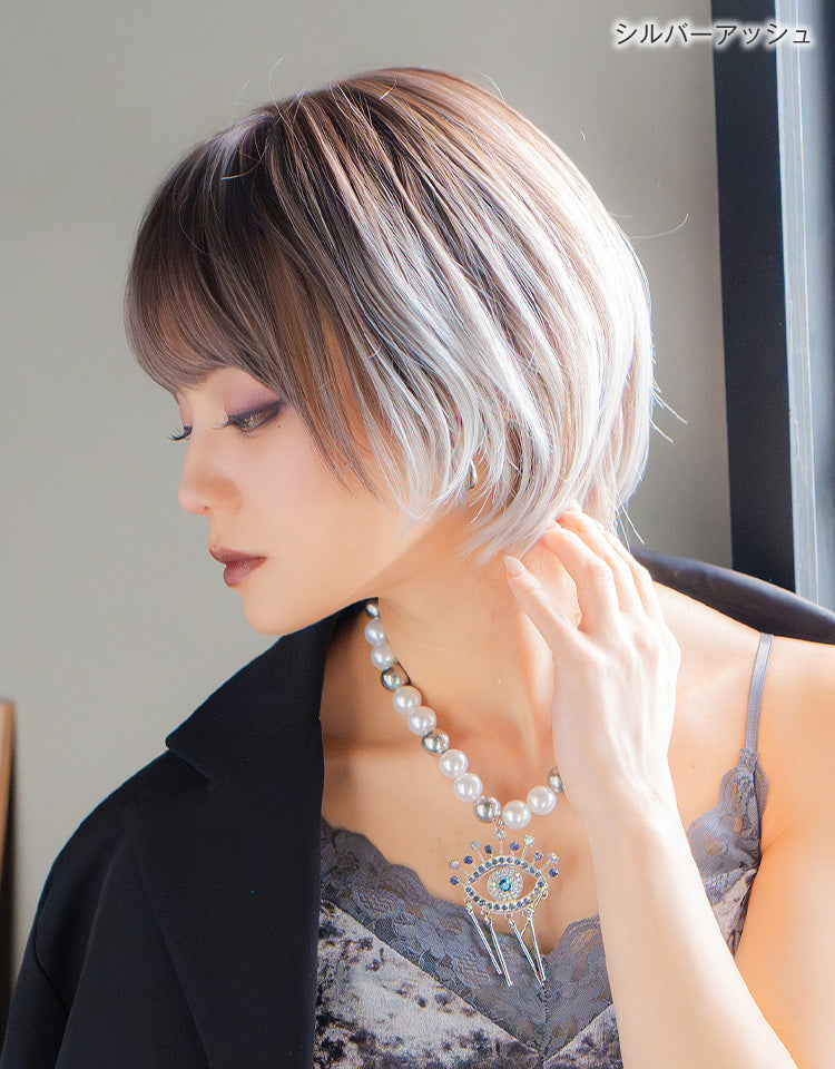 シルバーアッシュを着用したモデル