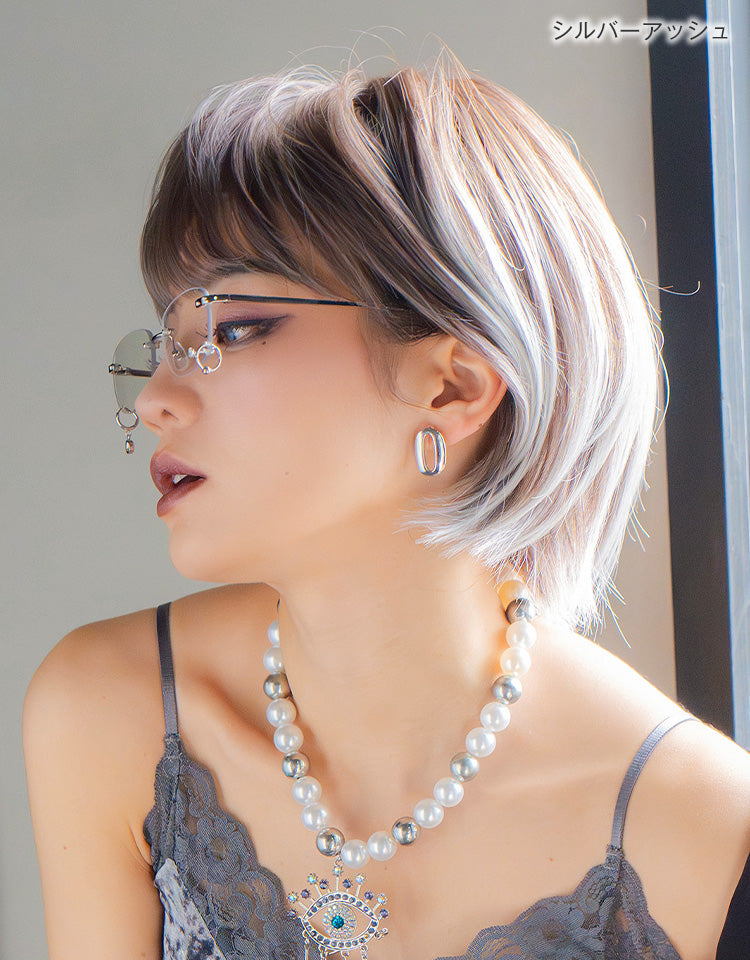 シルバーアッシュを着用したモデル