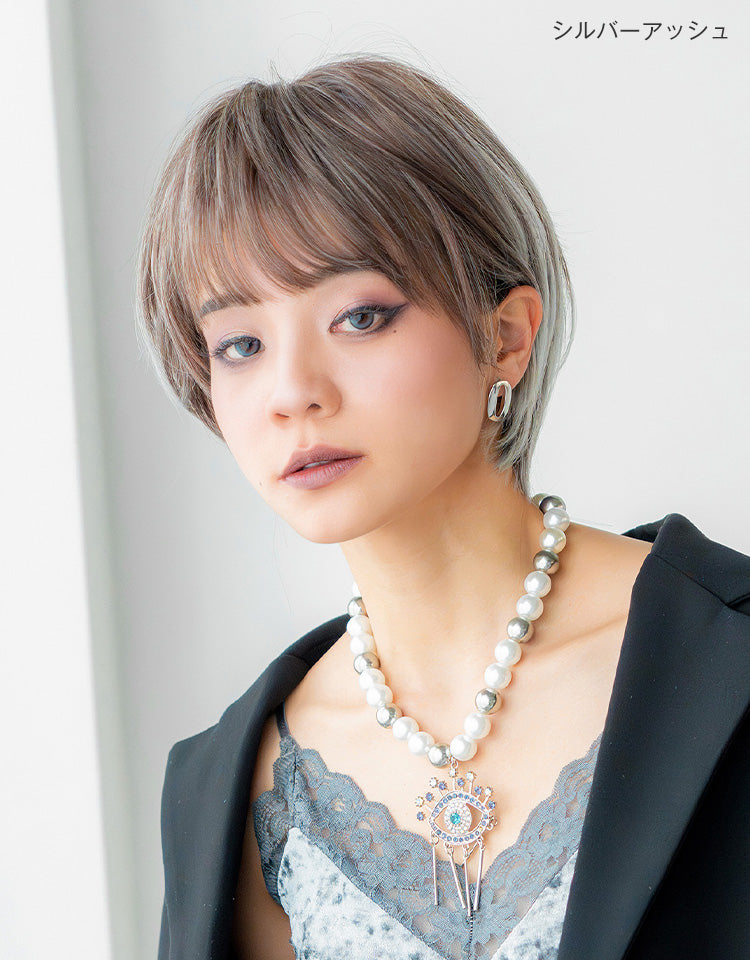 シルバーアッシュを着用したモデル