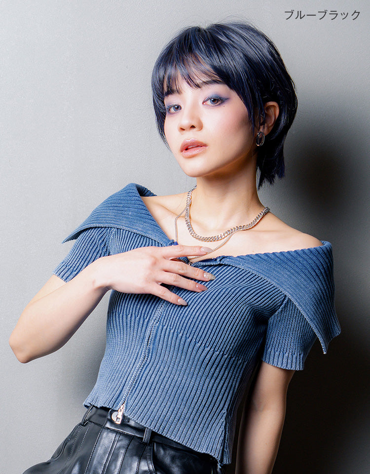 ブルーブラックを着用したモデル