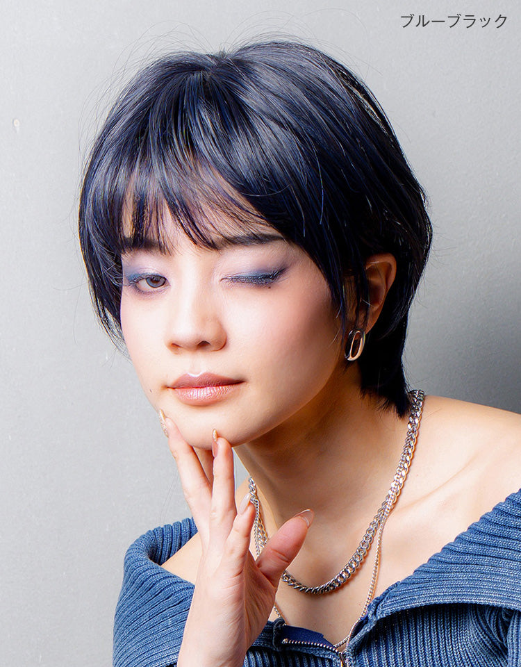 ブルーブラックを着用したモデル