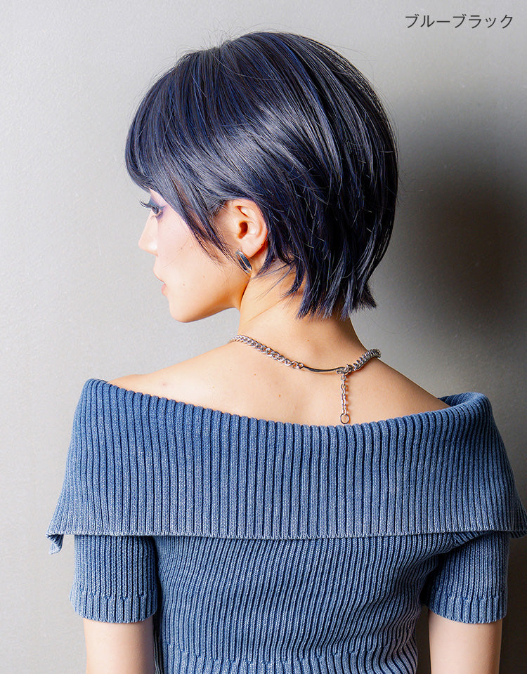 ブルーブラックを着用したモデル