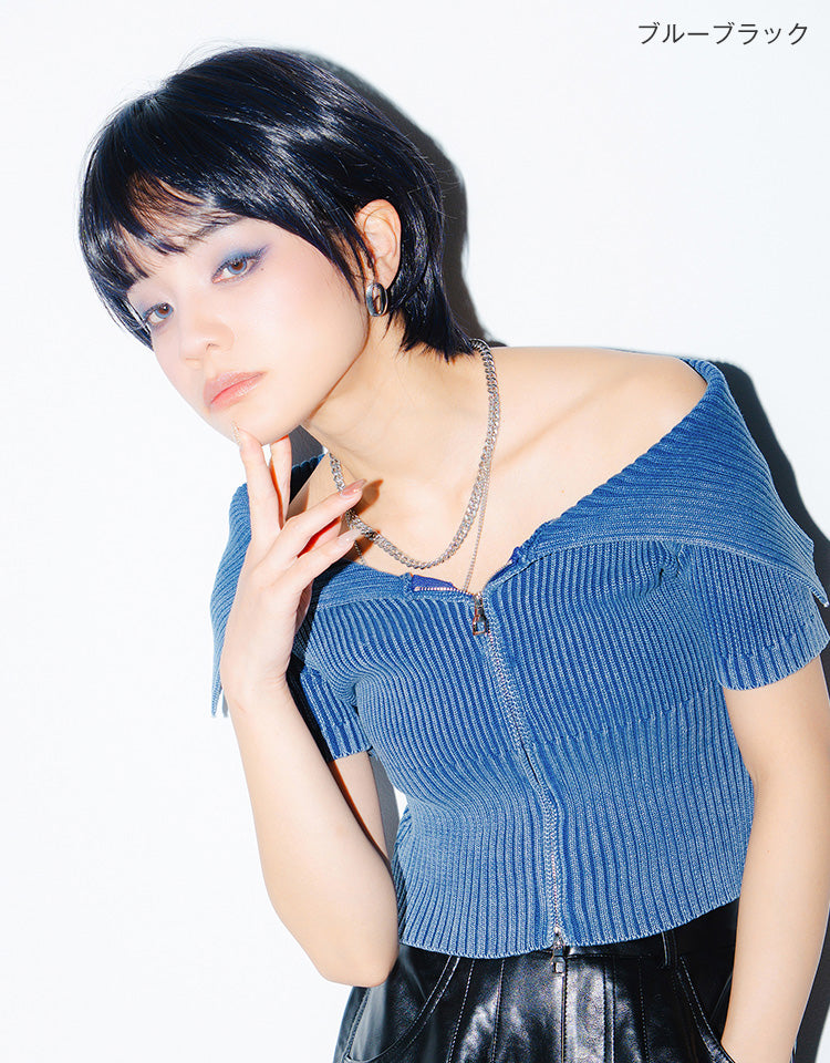 ブルーブラックを着用したモデル