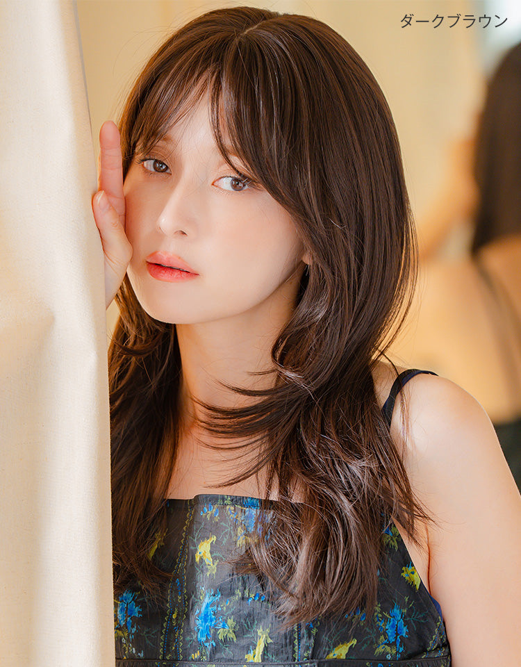 ダークブラウンを着用したモデル