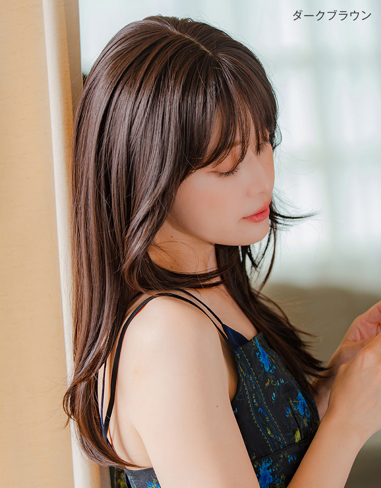 ダークブラウンを着用したモデル