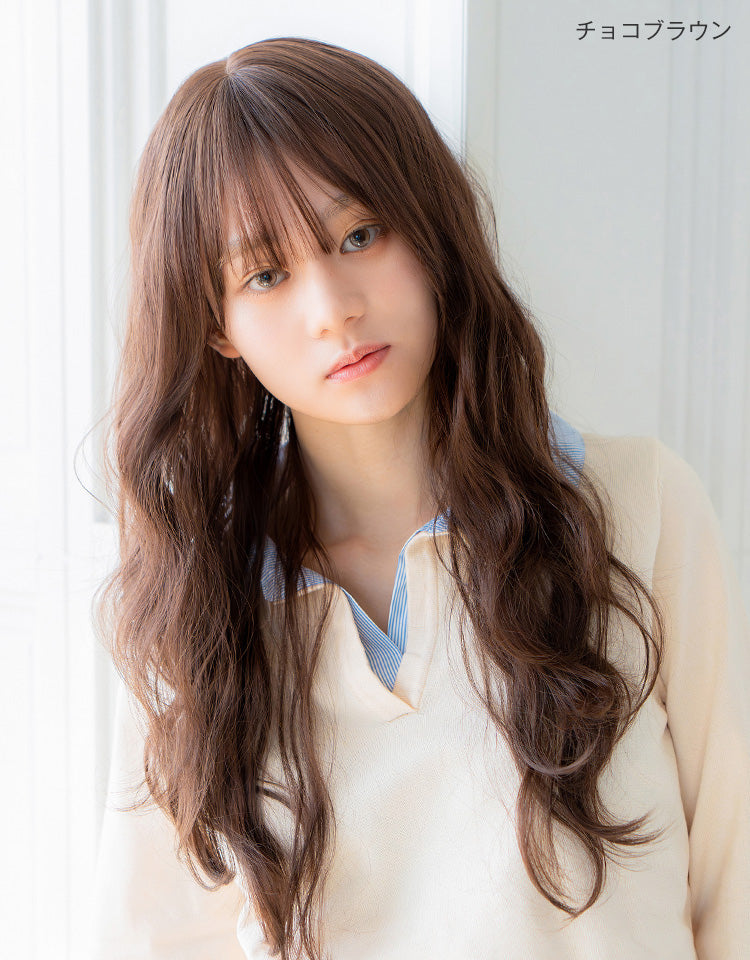 チョコブラウンを着用したモデル