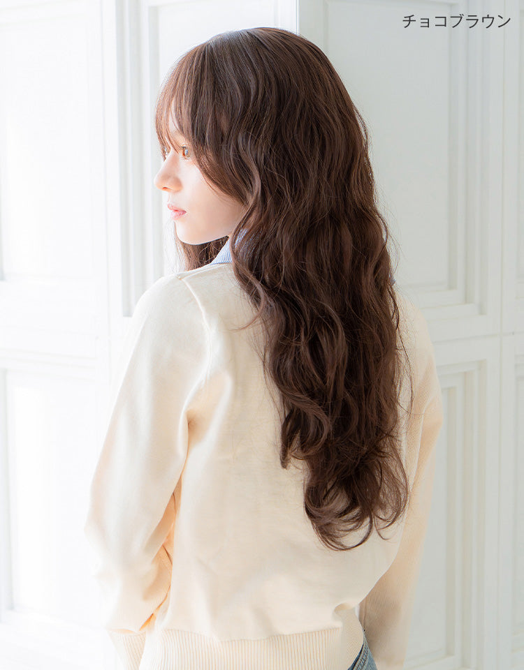 チョコブラウンを着用したモデル