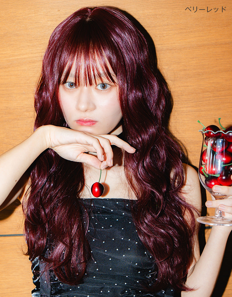 ベリーレッドを着用したモデル