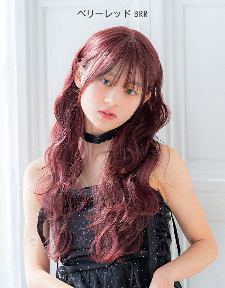 ベリーレッドを着用したモデル