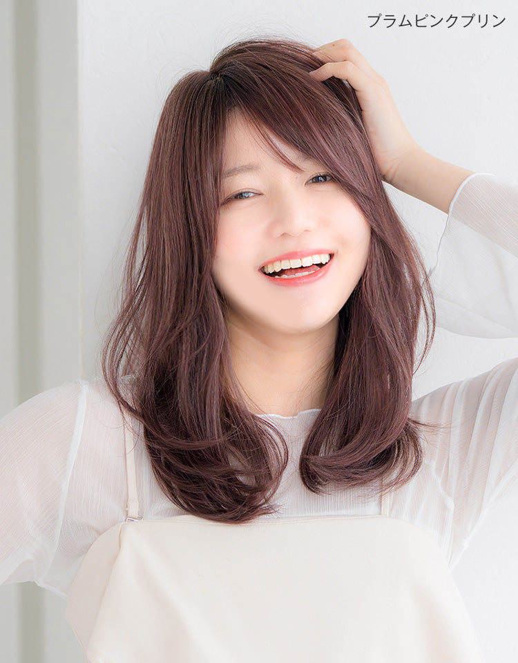 天使のPlumeミディ プラムピンクプリンを着用したモデル写真