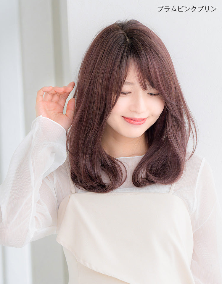 天使のPlumeミディ プラムピンクプリンを着用したモデル写真