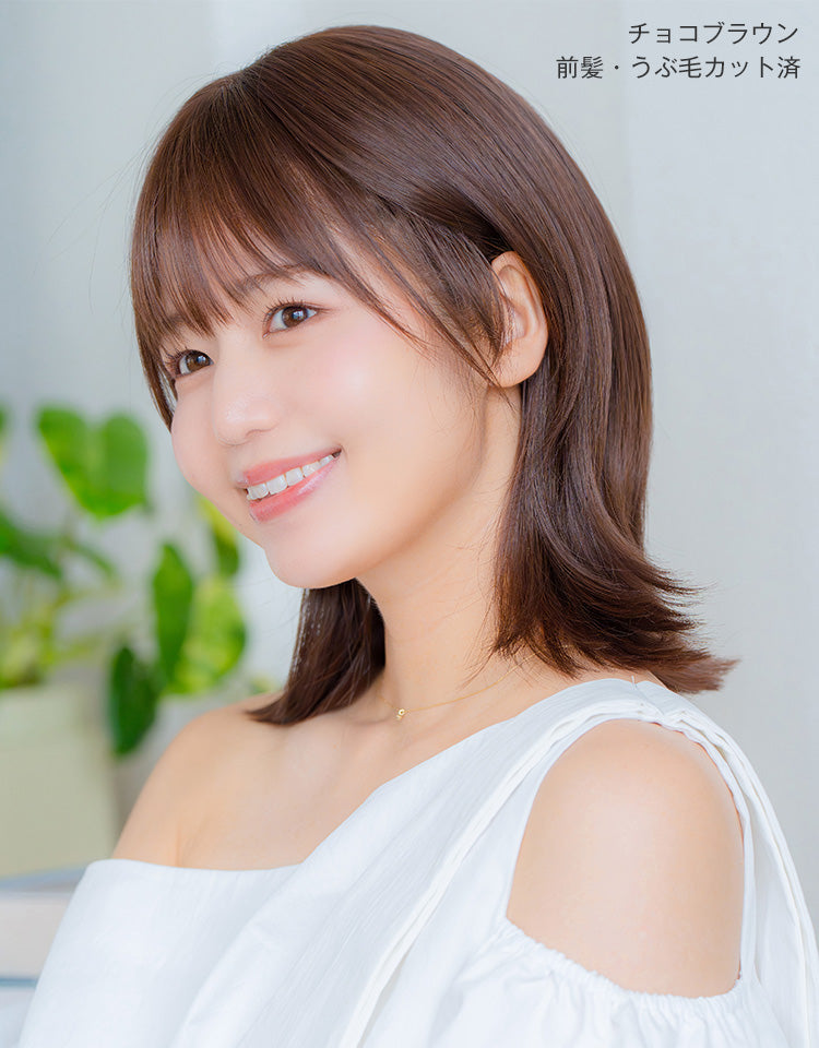 チョコブラウン（前髪・うぶ毛カット済）を着用したモデル