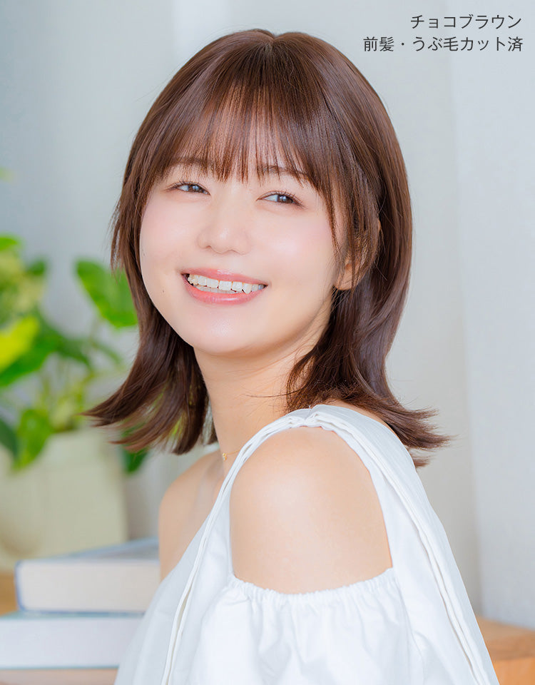チョコブラウン（前髪・うぶ毛カット済）を着用したモデル