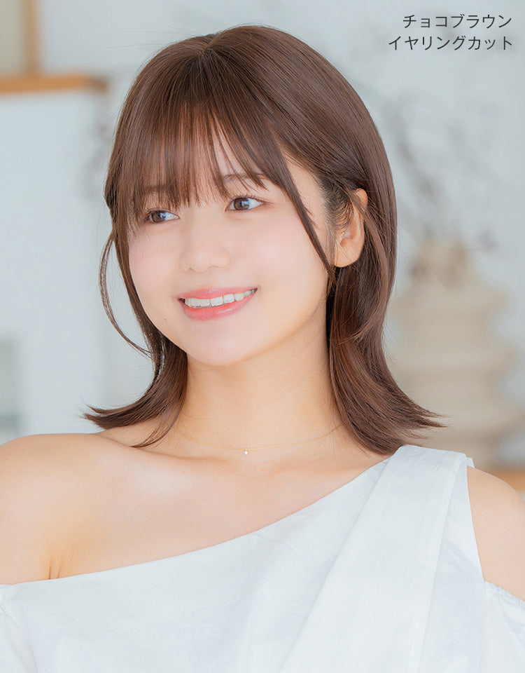 チョコブラウン（イヤリングカット）を着用したモデル