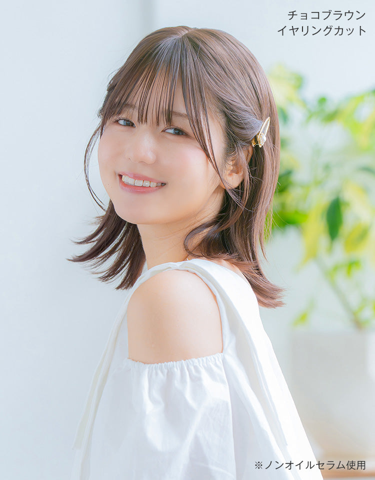 チョコブラウン（イヤリングカット）を着用したモデル