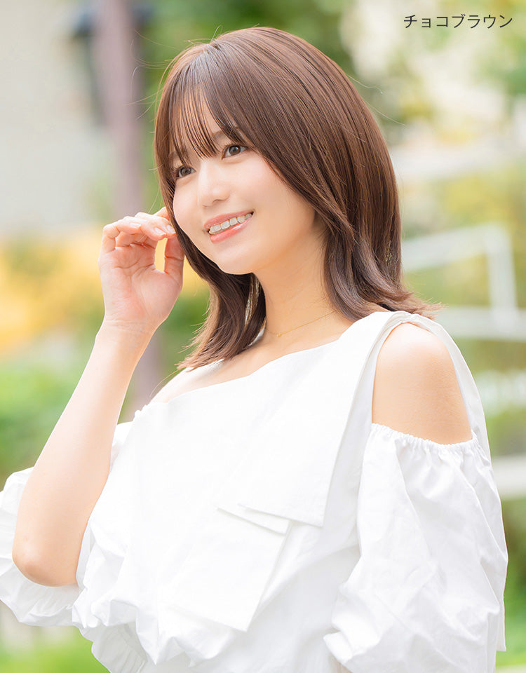 チョコブラウンを着用したモデル