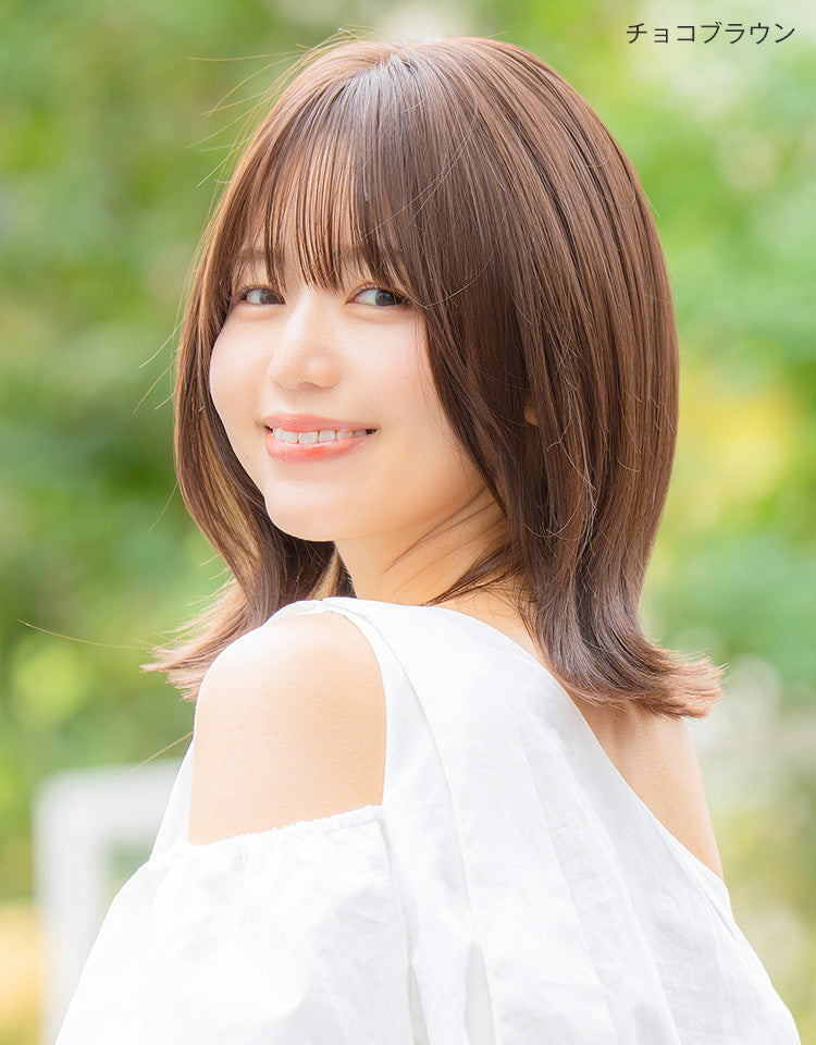 チョコブラウンを着用したモデル