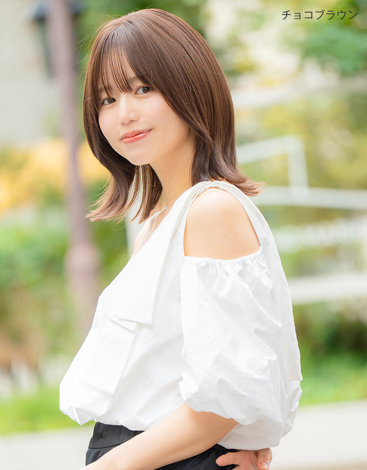 チョコブラウンを着用したモデル
