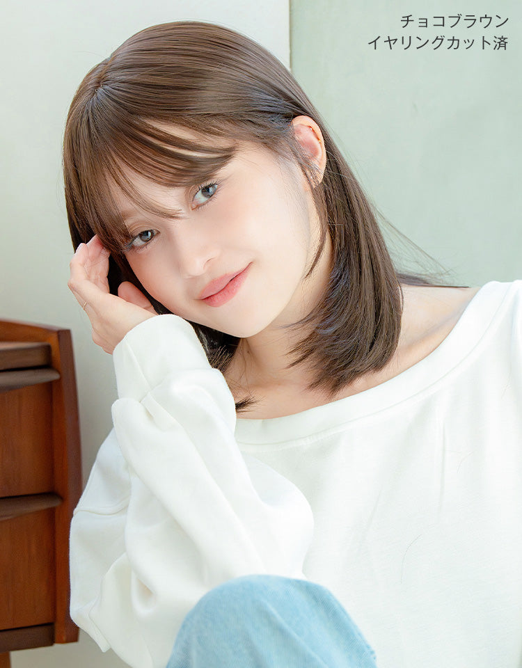 チョコブラウンイヤリングカット済)を着用したモデル写真