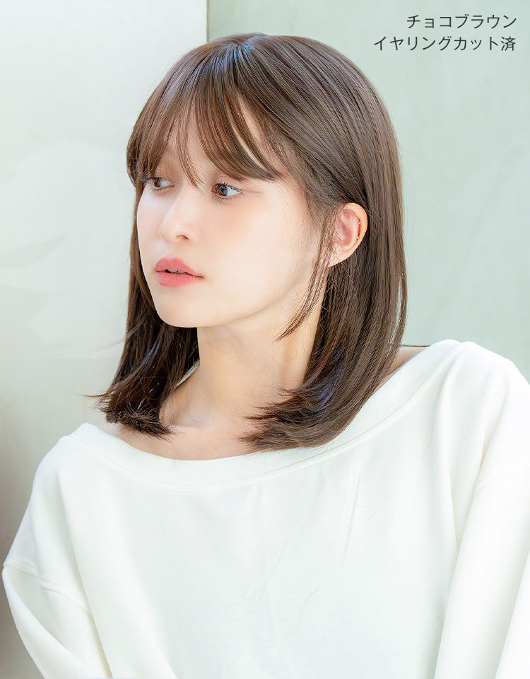 チョコブラウンイヤリングカット済)を着用したモデル写真
