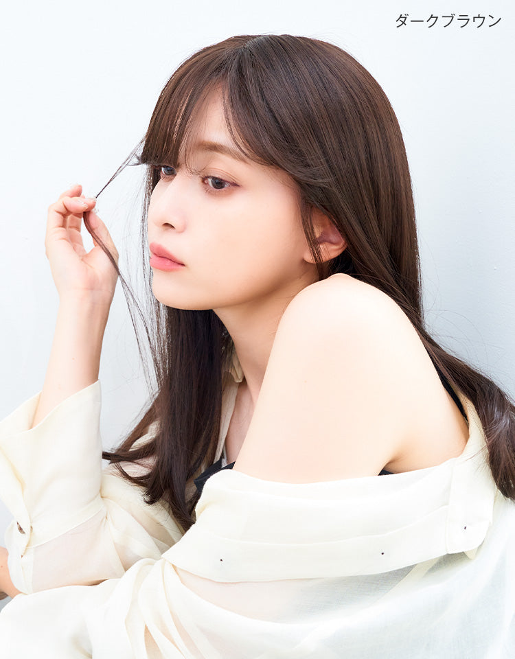 ダークブラウンを着用したモデル