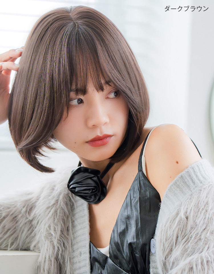 天使のチャームボブ ダークブラウンを着用したモデル写真
