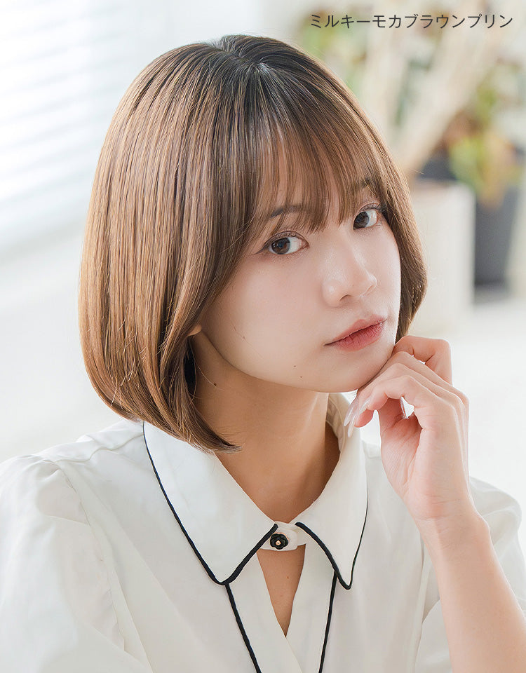 天使のチャームボブ ミルキーモカブラウンプリンを着用したモデル写真