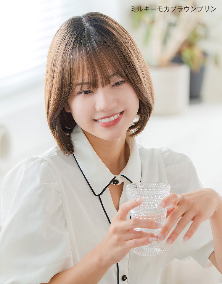 天使のチャームボブ ミルキーモカブラウンプリンを着用したモデル写真