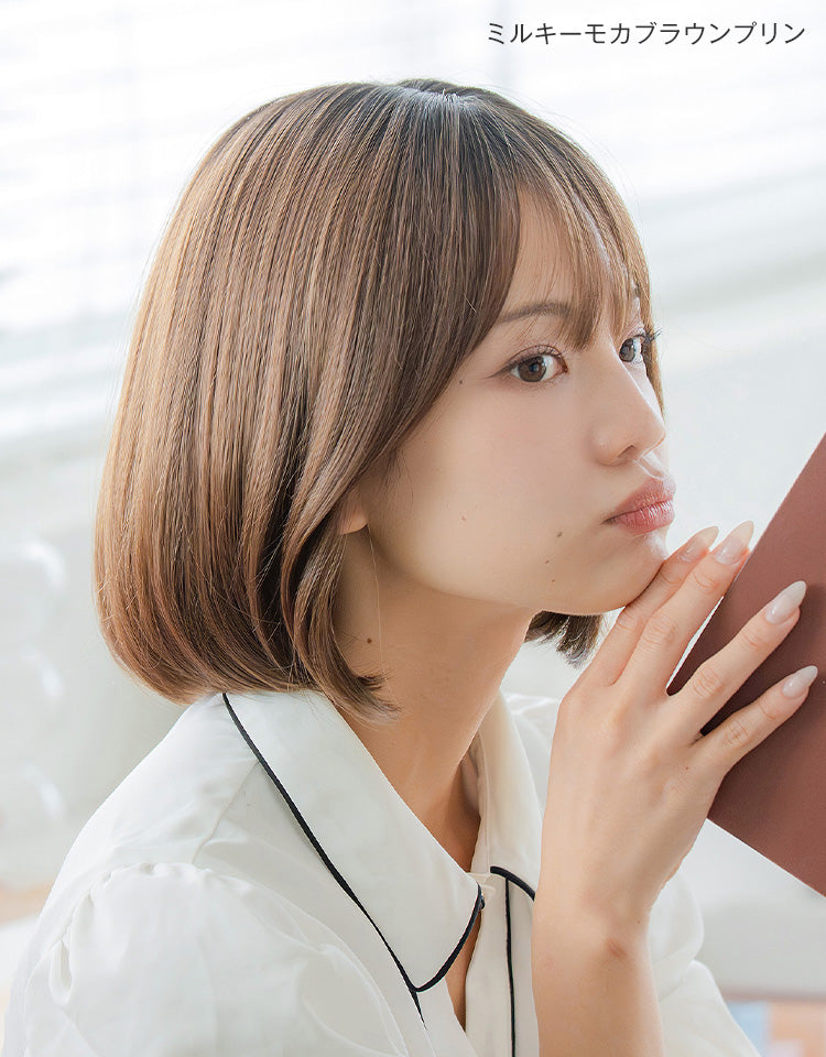 天使のチャームボブ ミルキーモカブラウンプリンを着用したモデル写真