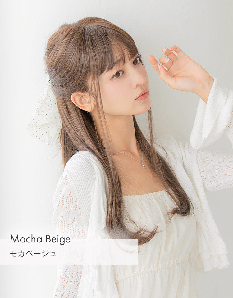 HEART BEAT ロングストレートモカベージュを着用したモデル