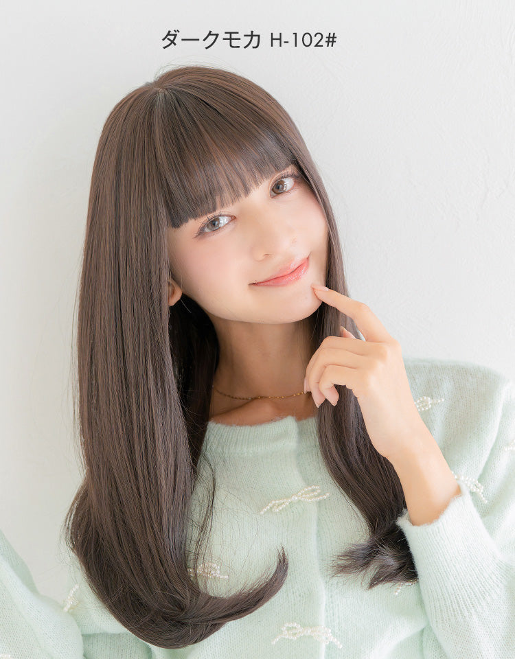 HEART BEAT ロングストレート ダークモカを着用したモデル