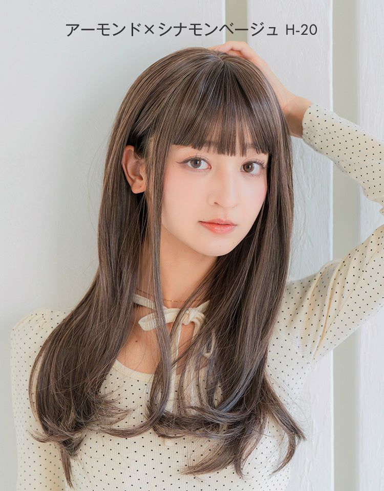 HEART BEAT ロングストレート アーモンドシナモンベージュを着用したモデル