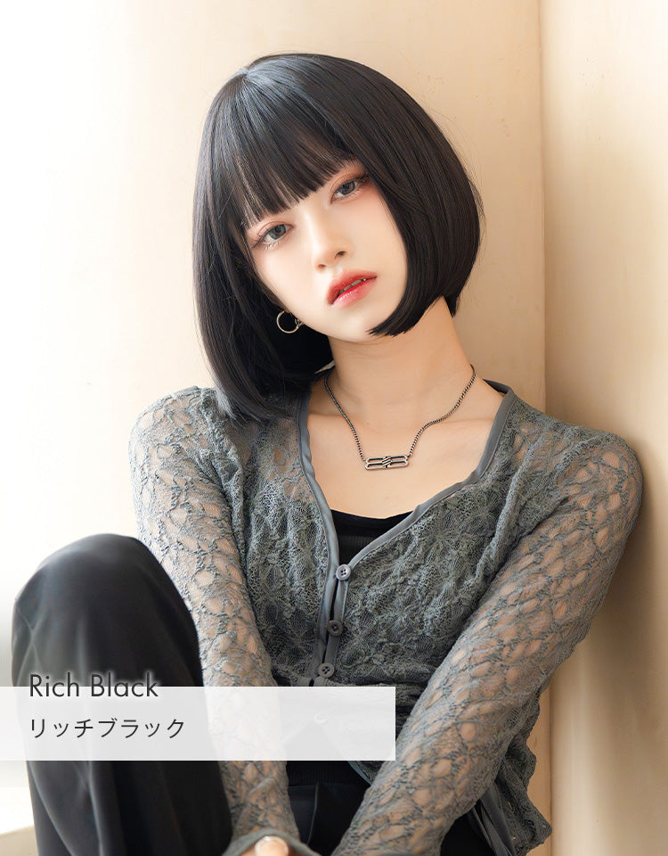 HEART BEAT ショートボブ リッチブラックを着用したモデル