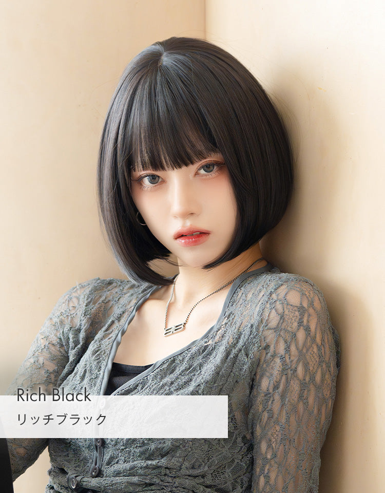 HEART BEAT ショートボブ リッチブラックを着用したモデル