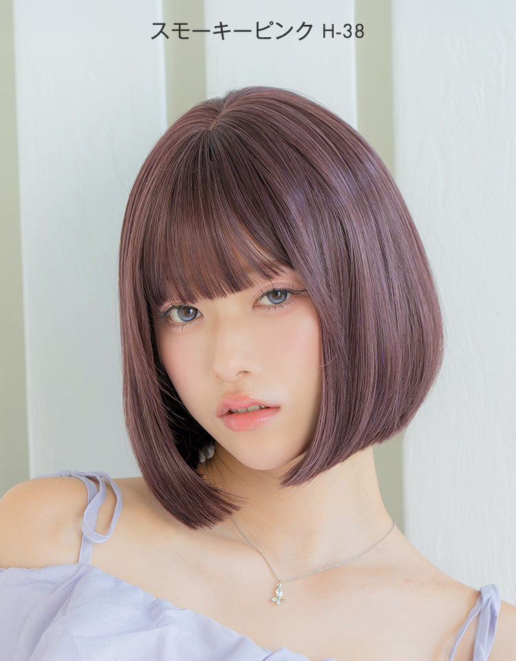 HEART BEAT ショートボブ スモーキーピンクを着用したモデル