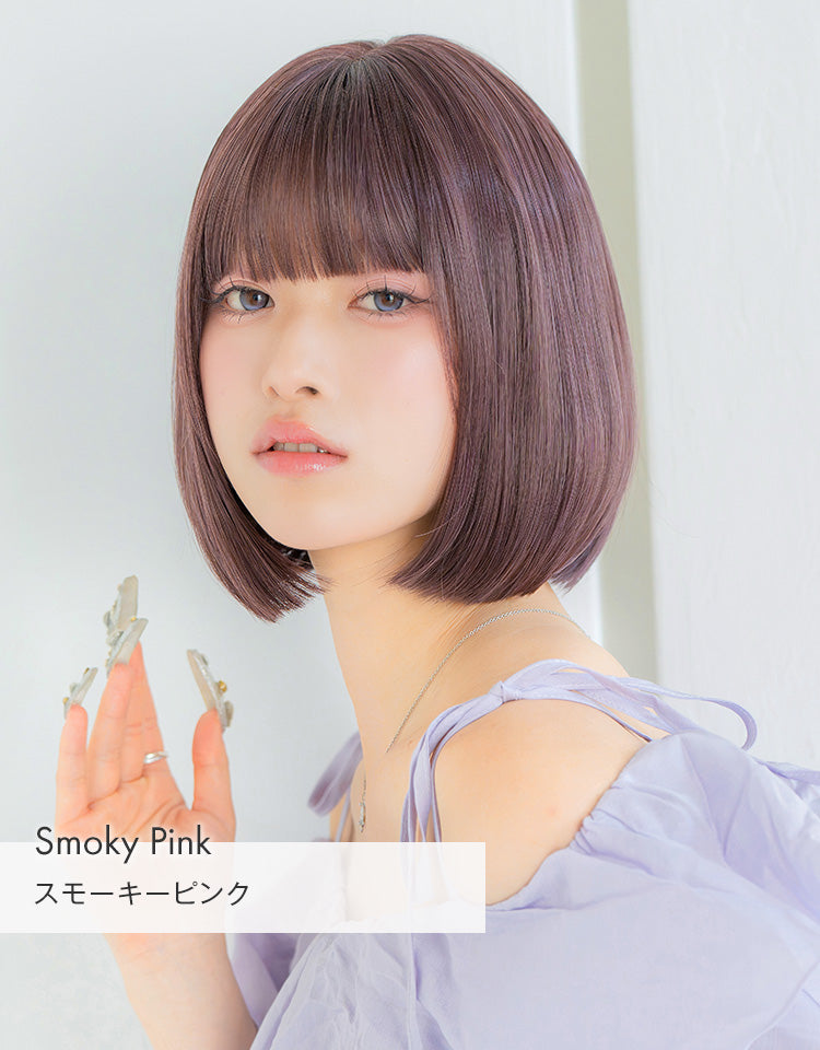 HEART BEAT ショートボブ スモーキーピンクを着用したモデル