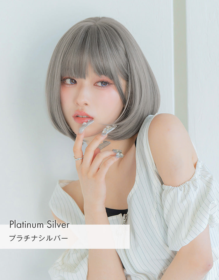 HEART BEAT ショートボブ プラチナシルバーを着用したモデル