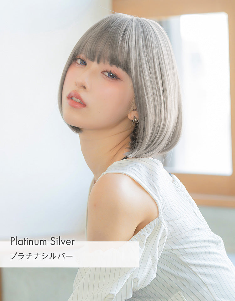 HEART BEAT ショートボブ プラチナシルバーを着用したモデル