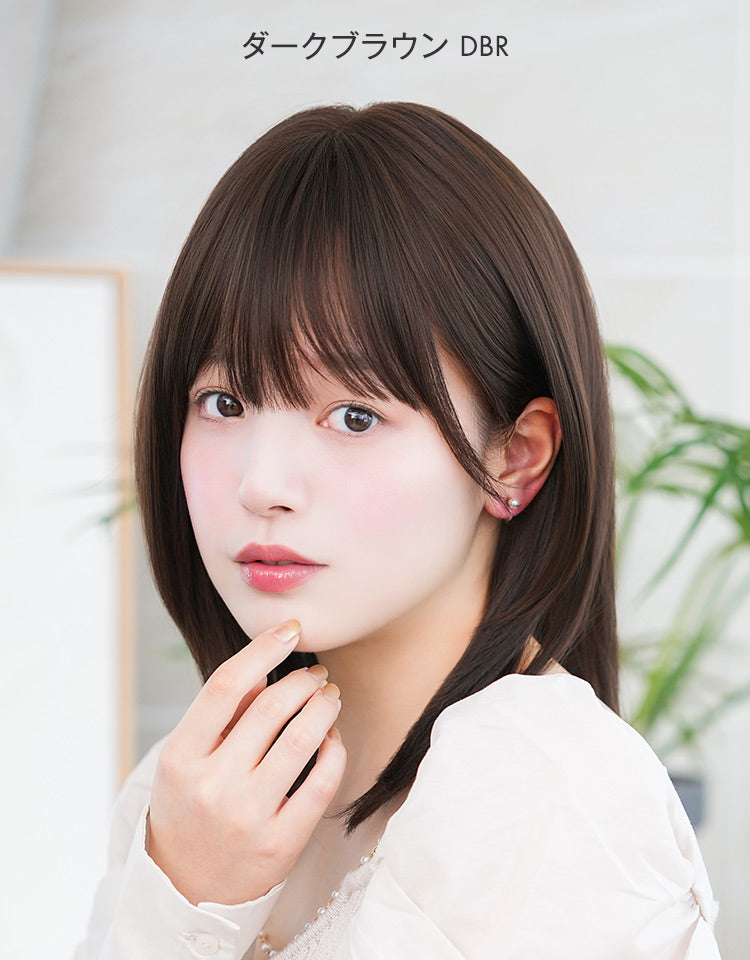 ダークブラウンを着用したモデル