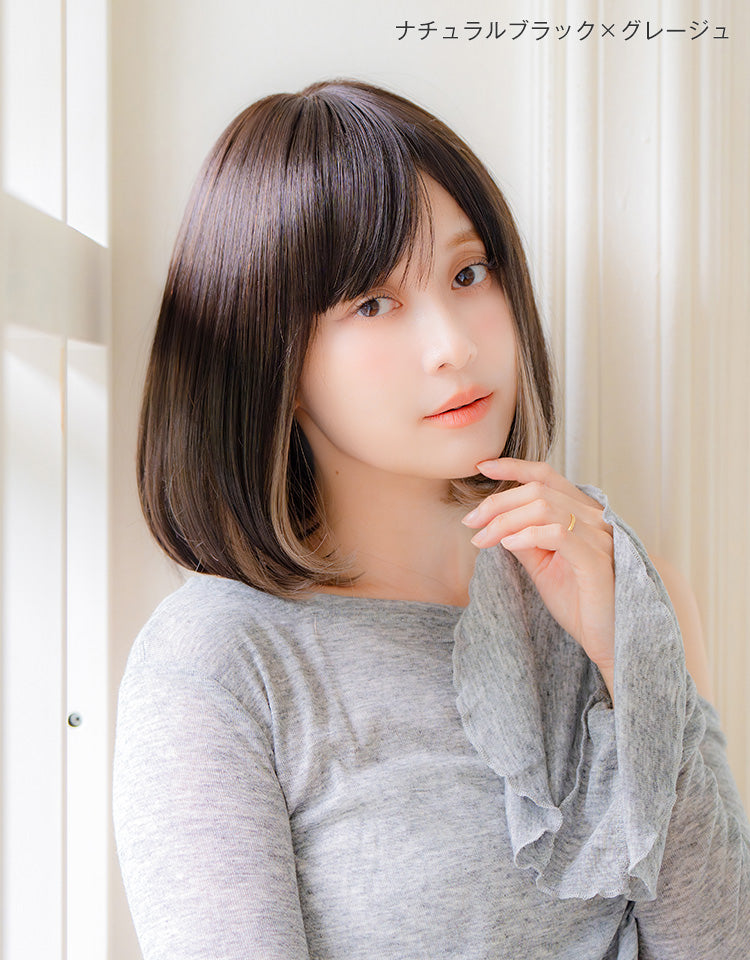 ナチュラルブラック×グレージュカラーを着用したモデル