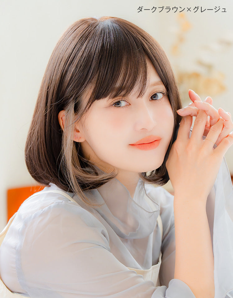 ダークブラウン×グレージュカラーを着用したモデル